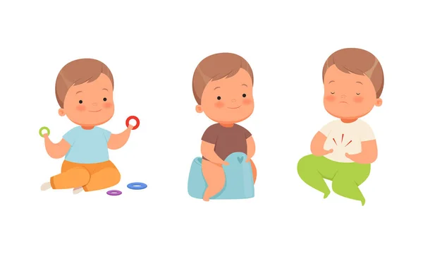 Мальчик, сидящий на горшочке и играющий в игрушки — стоковый вектор