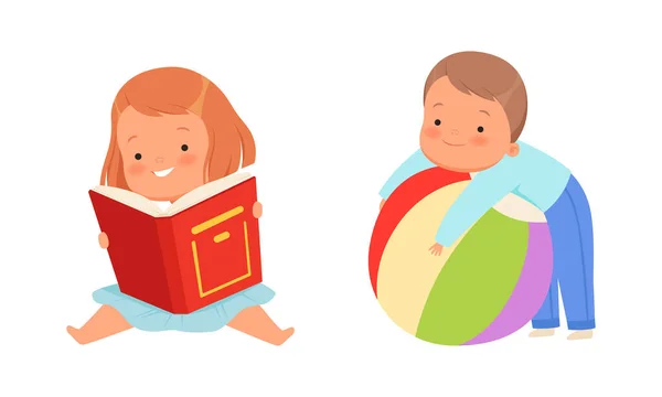 Bebé niño jugando con bola y niña lectura libro vector conjunto — Vector de stock