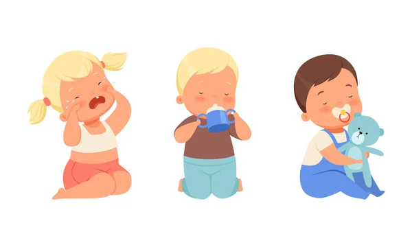 Bebé niño bebiendo leche de botella y niña llorando conjunto de vectores — Vector de stock