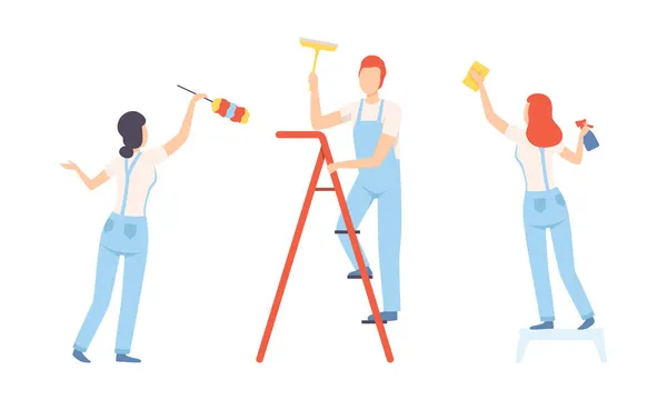 Jeune homme et femme nettoyant professionnel en bleu dans l'ensemble avec Duster and Ladder Vector Set — Image vectorielle