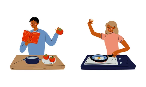 Giovane uomo e donna che cucinano in cucina friggendo uova e facendo insalata Vector Set — Vettoriale Stock