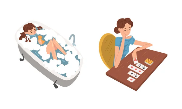 Молода жінка приймає ванну брехати у ванній з піною та грає у пасьянс Векторний набір — стоковий вектор
