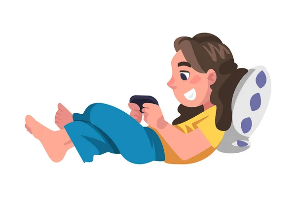 Fille accro à Gadget allongé sur l'oreiller et jouer au jeu vidéo avec la console Illustration vectorielle — Image vectorielle