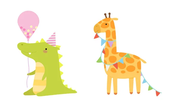 Crocodilo bonito e girafa vestindo chapéu de aniversário com balão e guirlanda comemorando conjunto de vetor de férias —  Vetores de Stock