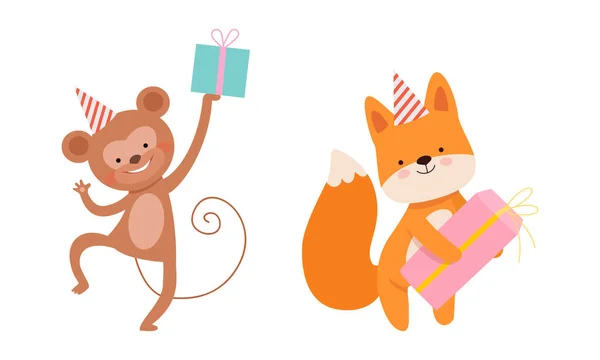 Симпатичная обезьяна и лисица в день рождения и подарочная коробка с праздничным набором. — стоковый вектор