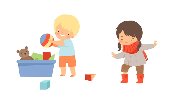 Adorable Kids zbieranie zabawek w pudełku i wprowadzenie na buty wektor zestaw — Wektor stockowy