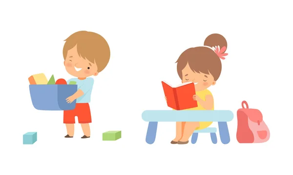 Roztomilé děti Čtení knihy na stole a nošení box s hračkami vektorové sady — Stockový vektor