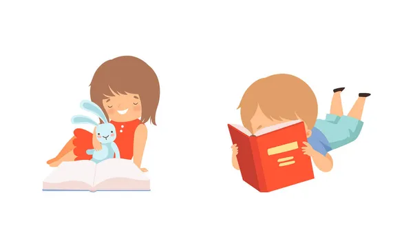 Küçük kız ve oğlan kitap vektörü setinin keyfini çıkarıyorlar. — Stok Vektör