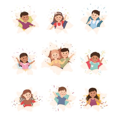 Konfeti Patlama Vektörü ile Yırtık Kağıt Deliğinden Bakan Çocuklar