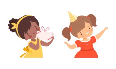 Doğum günü konisi takan mutlu küçük kız. Hediye kutusu, tatil vektörü hakkında tezahürat yapıyor.