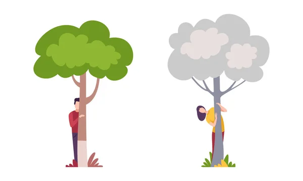 Hombre y mujer personaje parado detrás del tronco del árbol mirando y mirando conjunto de vectores — Vector de stock