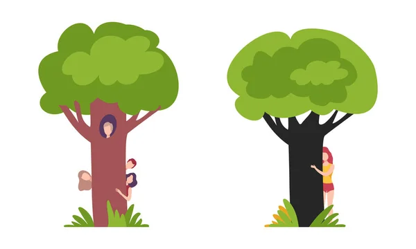 Hombre y mujer personaje parado detrás del tronco del árbol mirando y mirando conjunto de vectores — Vector de stock