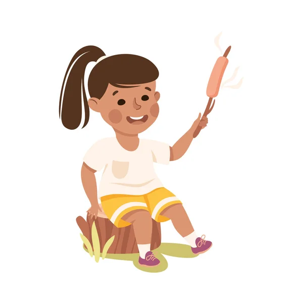 Маленькая девочка с хвостиком сидит на пне дерева с жареной колбасой на векторной иллюстрации — стоковый вектор