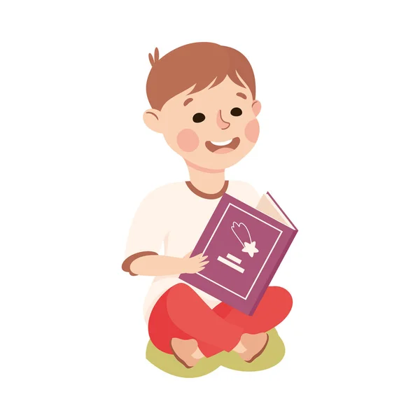 Malý chlapec sedí na trávníku a čtení knihy vektorové ilustrace — Stockový vektor