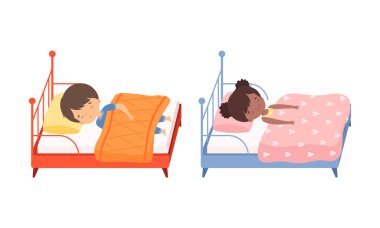 Küçük oğlan ve kız, yatak vektörlerindeki battaniyenin altında tatlı tatlı uyuyor.