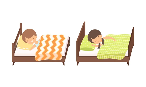 Ragazzino e ragazza che dormono dolcemente sul morbido cuscino sotto la coperta nel loro letto insieme vettoriale — Vettoriale Stock