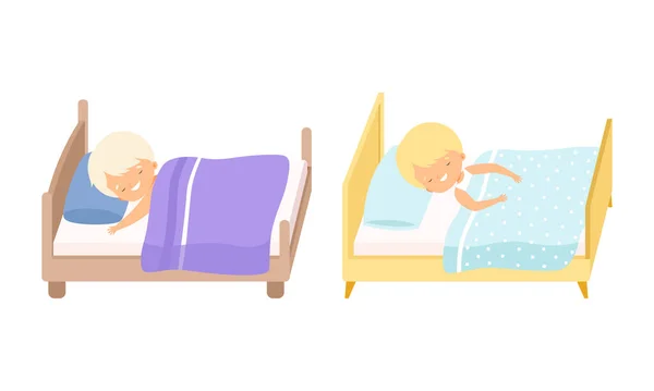Ragazzino che dorme dolcemente sul morbido cuscino sotto la coperta nel loro letto insieme vettoriale — Vettoriale Stock