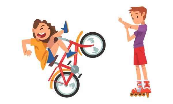Garçon et fille tombant hors vélo et ayant blessure au coude patins à roulettes ensemble vectoriel — Image vectorielle
