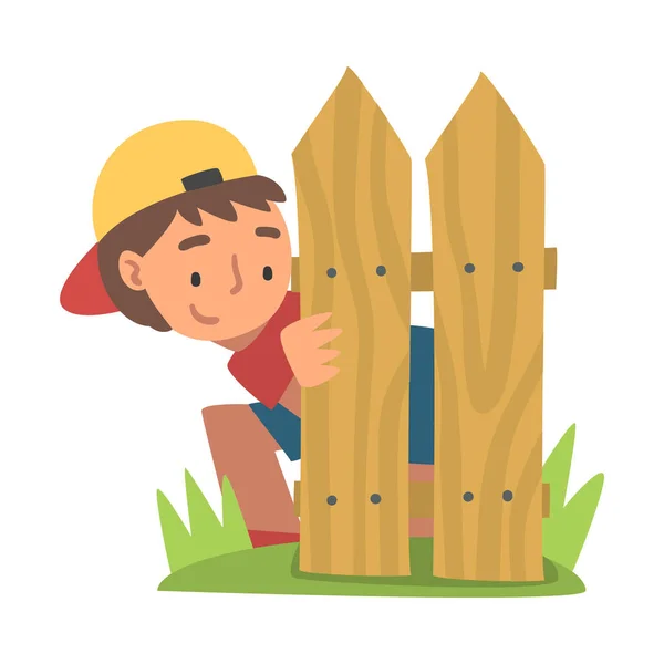Kleine jongen in honkbal pet spelen verbergen en zoeken Verborgen achter houten hek Vector Illustratie — Stockvector