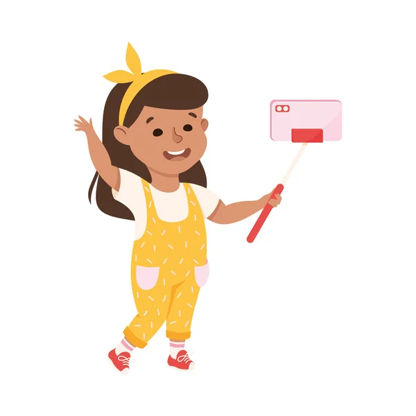 Cute Girl w żółty kombinezon ze smartfonem biorąc Selfie machanie ręczne wektor ilustracji — Wektor stockowy