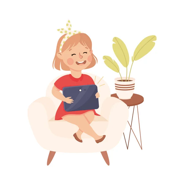 Cute Girl siedzi na krześle z Tablet PC wektor ilustracji — Wektor stockowy