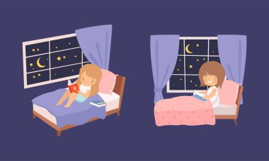 Tatlı küçük kız, gece yatağında yumuşak yastığın üzerinde uzanıyor ve masal seti okuyor.