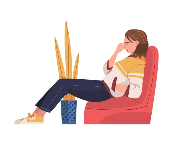 Κουρασμένη νεαρή γυναίκα κάθεται σε πολυθρόνα ξύσιμο μέτωπο εικονογράφηση διάνυσμα — Διανυσματικό Αρχείο