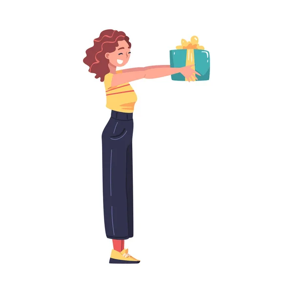 Vrouw Karakter met krullend haar Gift Box Betrokken bij vakantie geÃ ¯ soleerde Vector Illustratie — Stockvector