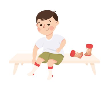 Elbiselerini Değiştiren Küçük Çocuk Çorap ve Ayakkabı Giydiriyor.