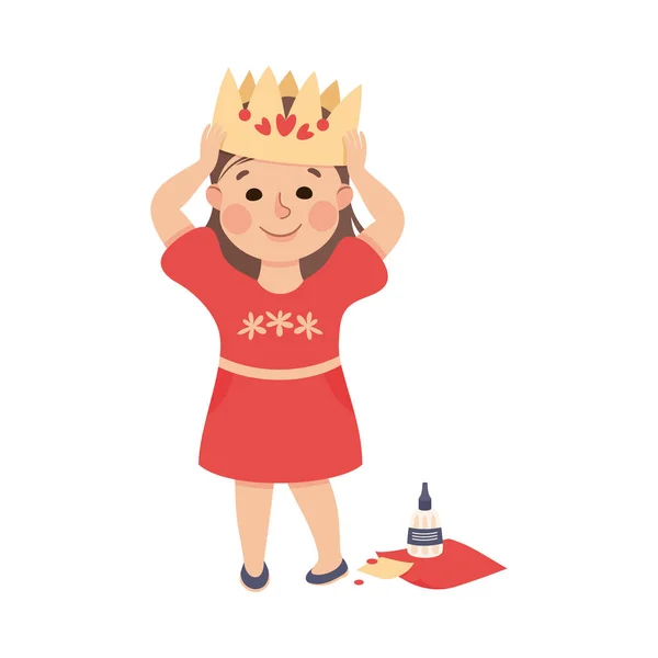 Chica creativa con papel pegado corona en su cabeza como artículo artesanal Vector ilustración — Vector de stock