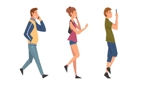 Personaje de la gente caminando y hablando por teléfono inteligente o conjunto de vectores de chat — Vector de stock