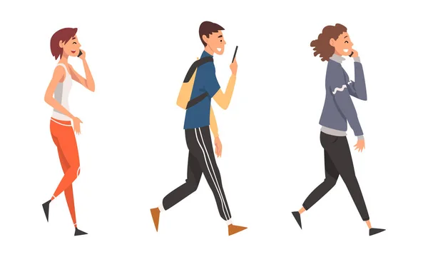 Personnages Marcher et parler par Smartphone ou Chatter ensemble vectoriel — Image vectorielle