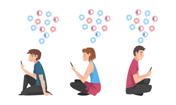Młody mężczyzna i kobieta siedzi ze smartfonem Sprawdzanie polubień mediów społecznościowych i Post Vector Set — Wektor stockowy