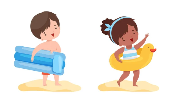 Ragazzino e ragazza con anello di gomma e materasso Going Swimming Vector Set — Vettoriale Stock