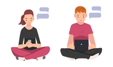 Genç Adam ve Kadın Akıllı Telefonla Oturuyor ve Laptop Sohbeti ve Sosyal Medya Uygulama Vektörü ile Mesajlar Gönderiyor