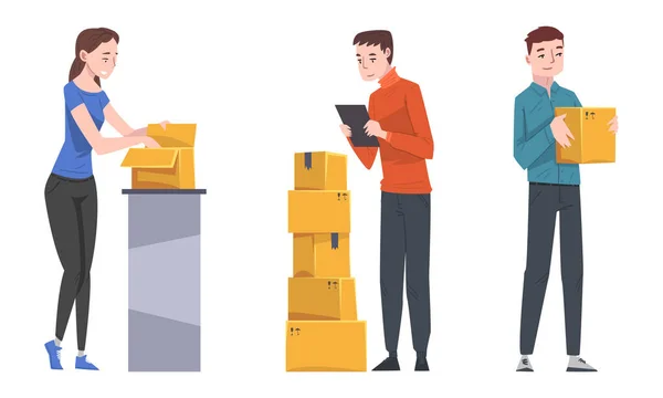 Mladý muž a žena nesoucí a kontrolující kartonové krabice pracující s balíčky ve skladu Vektorová sada — Stockový vektor