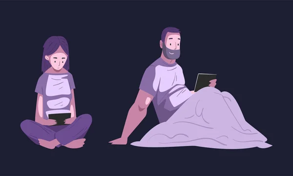 Personnages utilisant le gadget numérique la nuit assis sur le lit sous couverture ensemble vectoriel — Image vectorielle