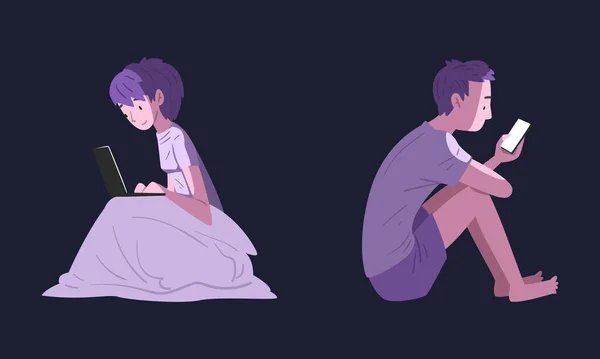 Personaje de la gente usando gadget digital en la noche sentado en la cama debajo del juego de vectores de manta — Vector de stock