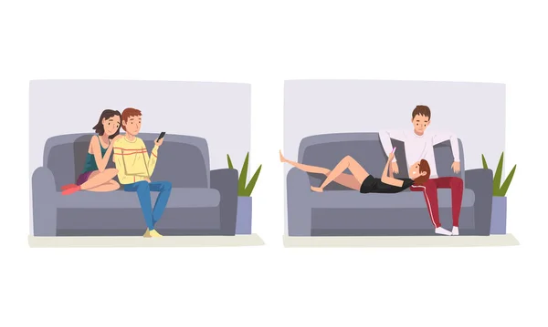 Pareja en casa sentada en un sofá y viendo películas juntas Vector Set — Vector de stock