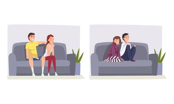 Pasangan di Rumah Duduk di Sofa dan Menonton Film Bersama Vektor Ditata - Stok Vektor