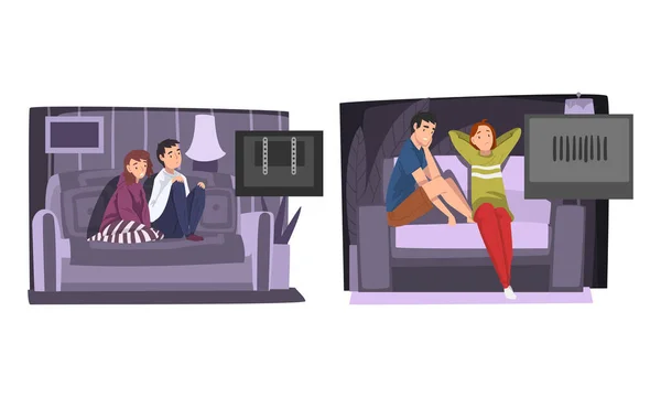 Joven hombre y mujer en casa sentados en el sofá y viendo películas juntos Vector Set — Vector de stock