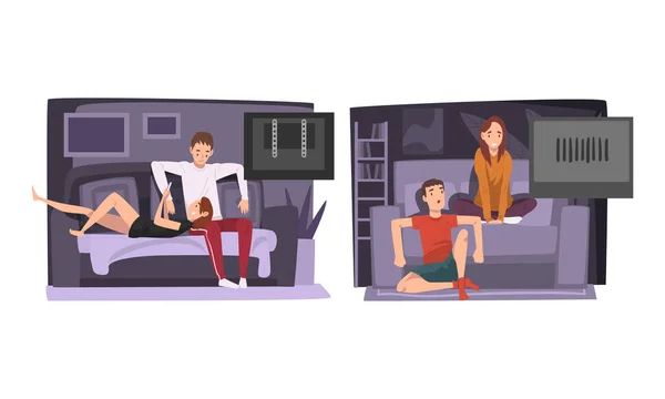 Joven hombre y mujer en casa sentados en el sofá y viendo películas juntos Vector Set — Vector de stock