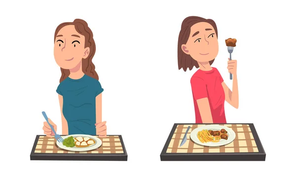 Femme Manger Délicieux Repas de Assiette Assis à la Table avec Ensemble vectoriel de nappe à carreaux — Image vectorielle