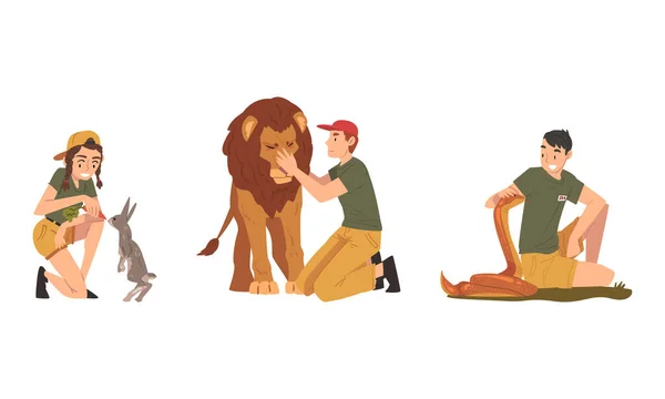 Man and Woman Zookeeper Feeding Hare and Stroking Lion Engaged in Daily Care of Animal Vector Set — Archivo Imágenes Vectoriales