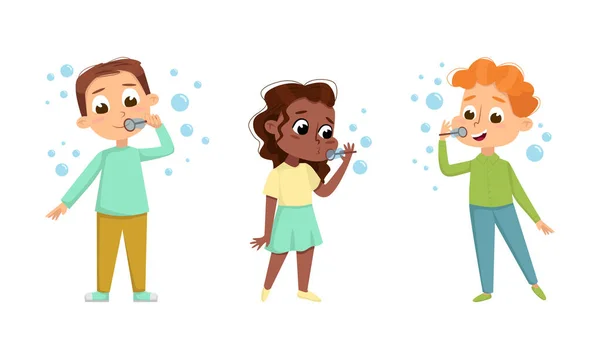 Funny Boy and Girl Playing with Soap Bubbles Vector Set — Vector de stock