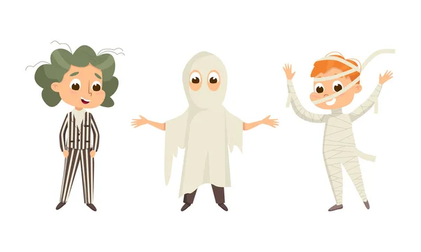 Chico divertido vestido con fantasma de Halloween y conjunto de ilustración de vectores de traje de momia — Vector de stock