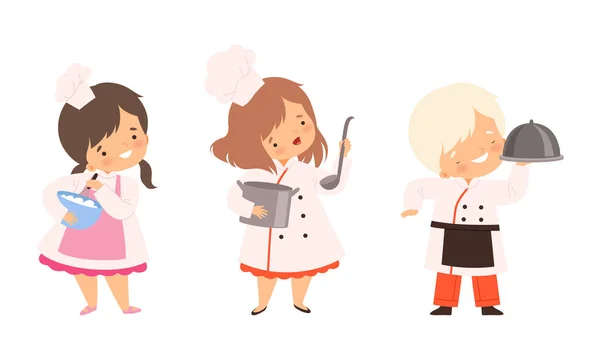 Little Boy and Girl Chef en Toque blanco y bandeja de sujeción de chaqueta con plato apetitoso y conjunto de vectores de cucharón — Vector de stock