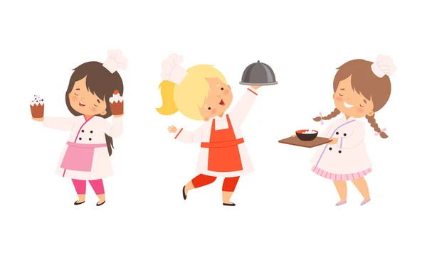 Little Boy and Girl Chef en Toque blanco y bandeja de sujeción de chaqueta con plato apetitoso y conjunto de vectores de pastel — Vector de stock