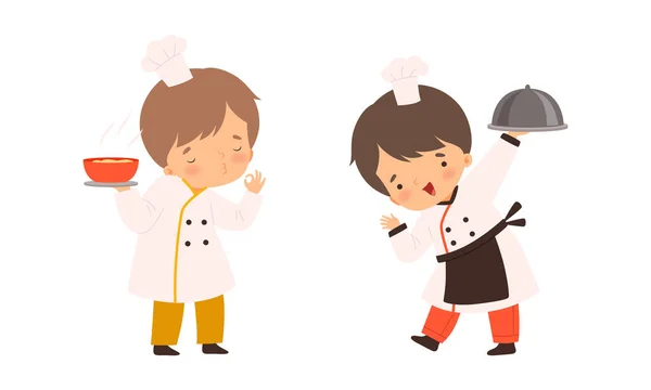 Little Boy Chef en Toque blanco y bandeja de sujeción de chaqueta con plato y tazón apetitosos con conjunto de vectores de comida caliente — Vector de stock