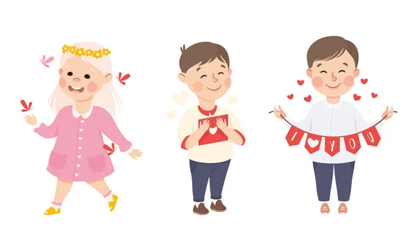 Симпатичные мальчишки и девчонки, влюбленные в сердце и держащие в руках гирлянду с надписью I Love You — стоковый вектор